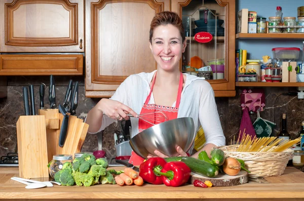 Piękne gospodyni gotowanie warzyw — Zdjęcie stockowe