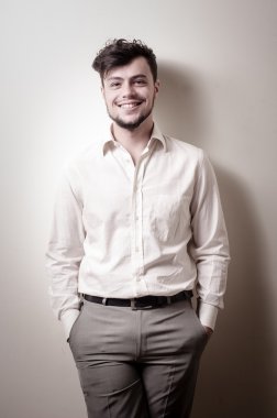 beyaz gömlek ile şık modern adam