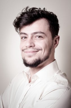 beyaz gömlek ile şık modern adam