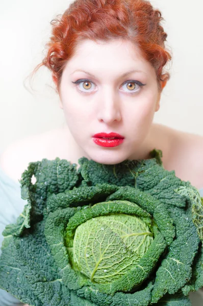Красивые рыжие волосы и губы девушка с савойской капусты — стоковое фото
