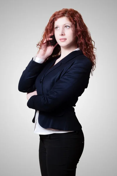 電話で長い赤髪の女性実業家 — ストック写真