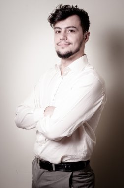 beyaz gömlek ile şık modern adam