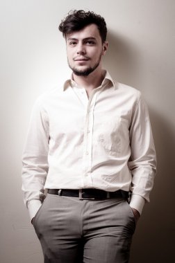 beyaz gömlek ile şık modern adam