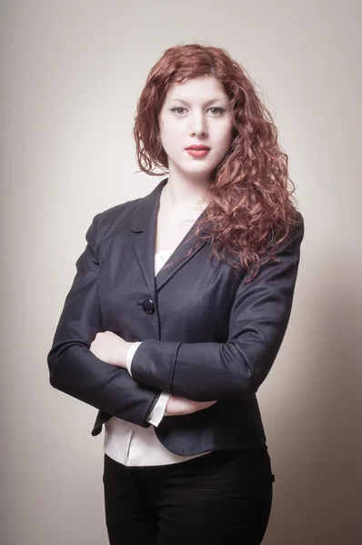 成功ビジネスの長い赤髪の女性 — ストック写真