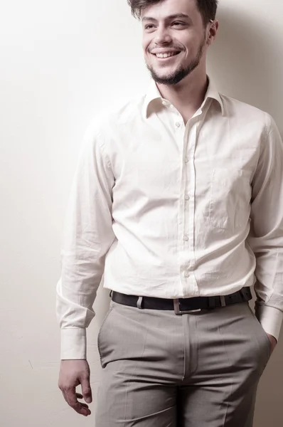 Snygg modern kille med vit skjorta — Stockfoto