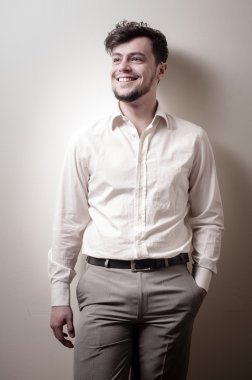 beyaz gömlek ile şık modern adam