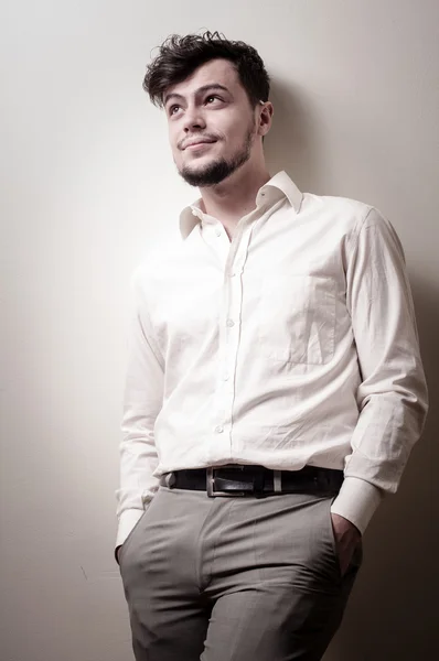 흰색 셔츠와 함께 세련 된 현대 남자 — 스톡 사진