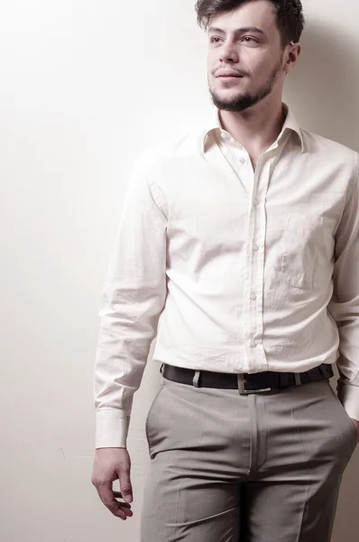 Elegante chico moderno con camisa blanca — Foto de Stock