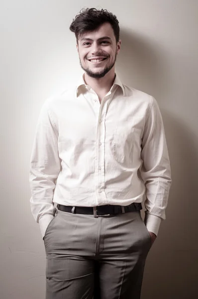 Elegante chico moderno con camisa blanca — Foto de Stock