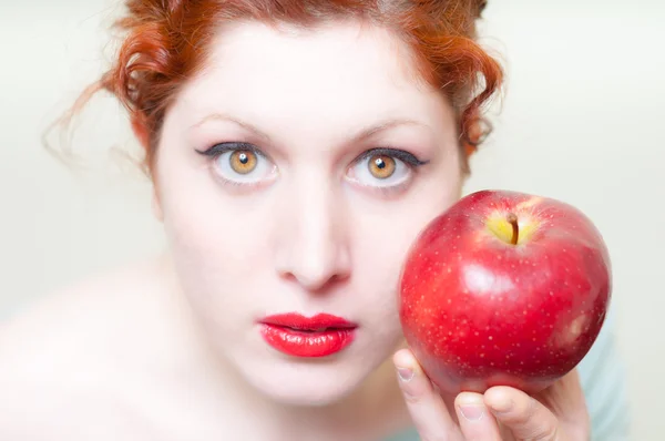 Vackra röda hår och läppar flicka med äpple — Stockfoto