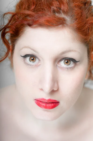赤い髪と唇の美少女 — ストック写真
