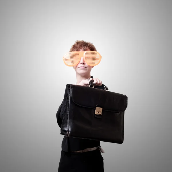 Mujer de negocios con grandes gafas y maletín divertidos — Foto de Stock