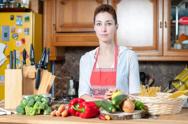 Beautiful housewife cooking vegetables — Stock Photo, Image