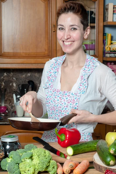 Beautiful housewife cooking vegetables — Stock Photo, Image