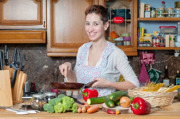 Beautiful housewife cooking vegetables — Stock Photo, Image