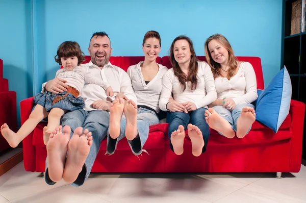Mutlu bir aile kanepede — Stok fotoğraf