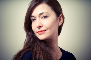 uzun saçlı ve mavi kazaklı güzel kız portresi