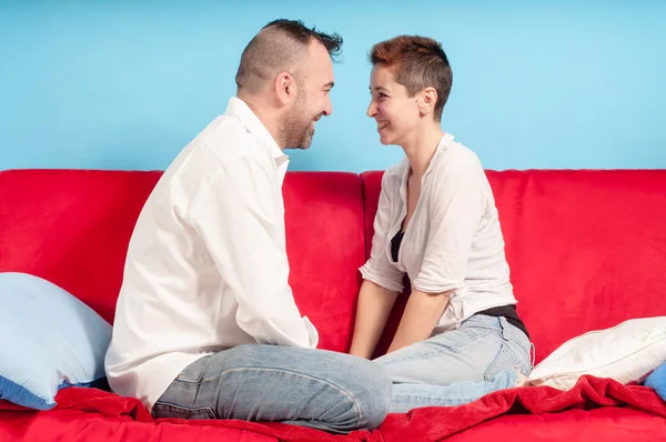 Husband and wife hugging on the couch — Stock Photo, Image