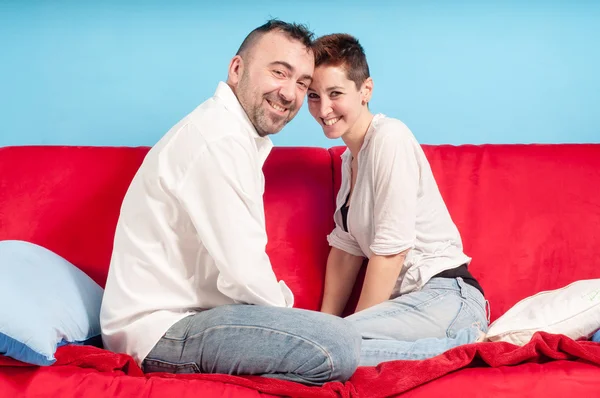 Husband and wife hugging on the couch — Stock Photo, Image