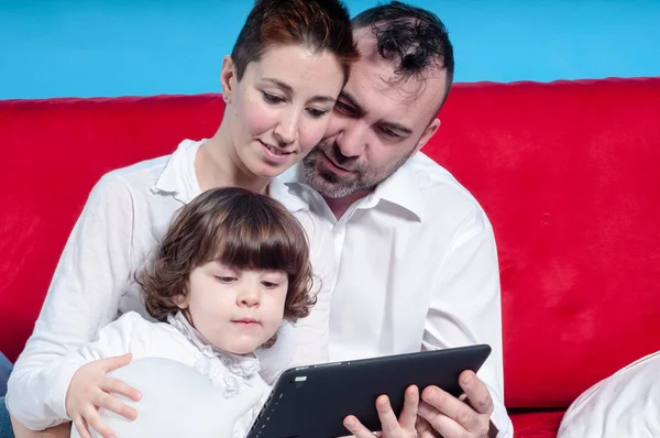 Щаслива сім'я використовує планшет вдома — стокове фото