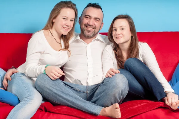 Счастливый отец и дочери на диване — стоковое фото