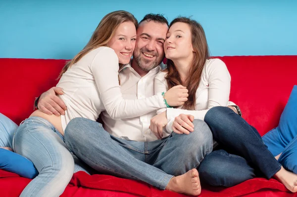Mutlu baba ve kızı kanepede — Stok fotoğraf