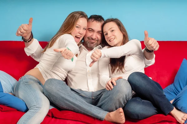Mutlu baba ve kızı kanepede — Stok fotoğraf