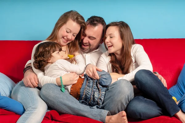 Happy father and daughters on the couch — Stock Photo, Image