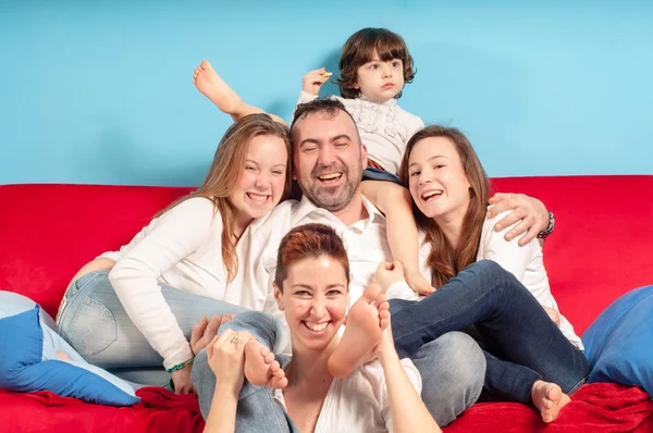 Ευτυχισμένη οικογένεια στον καναπέ — Φωτογραφία Αρχείου