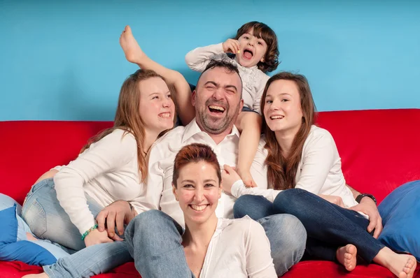 幸せな家族はソファの上 — ストック写真
