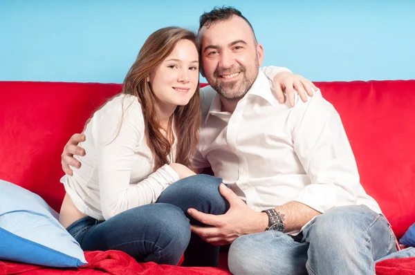 Glücklicher Vater und Teenager-Tochter auf der Couch — Stockfoto