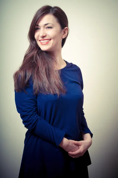 Retrato de hermosa chica con el pelo largo y suéter azul — Foto de Stock
