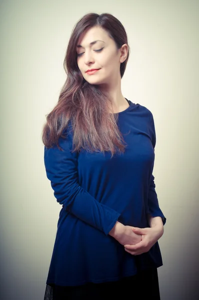 Retrato de menina bonita com cabelos longos e suéter azul — Fotografia de Stock