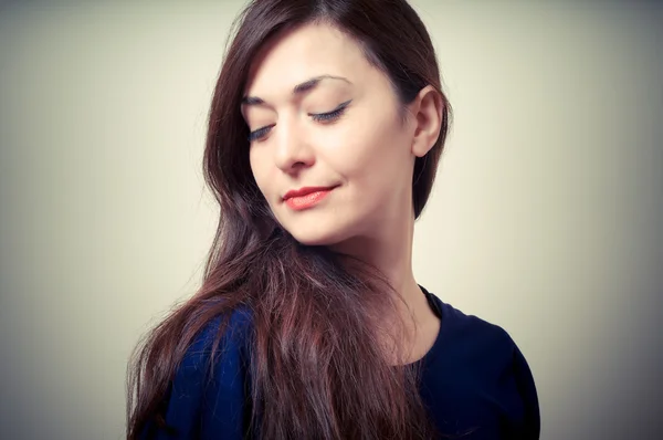 Портрет красивой девушки с длинными волосами и голубым свитером — стоковое фото