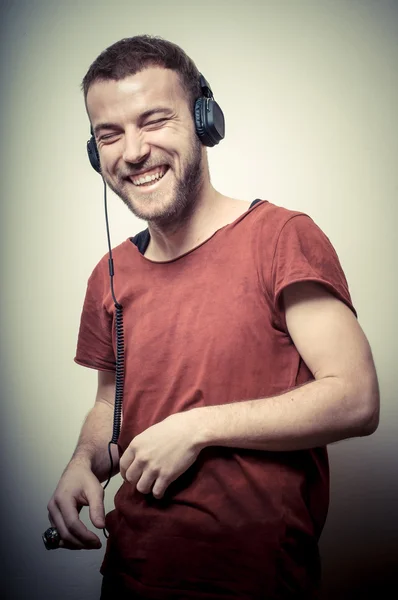 Retrato vintage de tipo sonriente de moda con auriculares —  Fotos de Stock