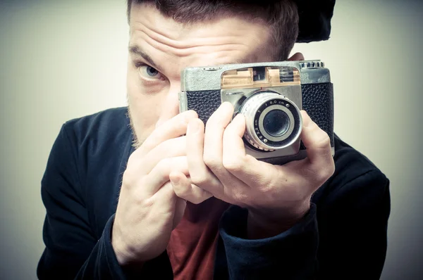 Вінтажний портрет модного хлопця зі старою камерою — стокове фото