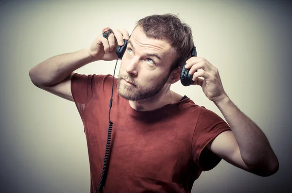 Retrato vintage de hombre de la moda con auriculares — Foto de Stock