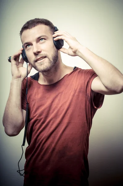 Retrato vintage de hombre de la moda con auriculares —  Fotos de Stock