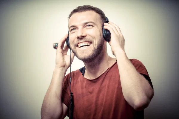 Retrato vintage de tipo sonriente de moda con auriculares —  Fotos de Stock