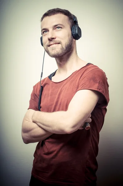 Retrato vintage de hombre de la moda con auriculares — Foto de Stock