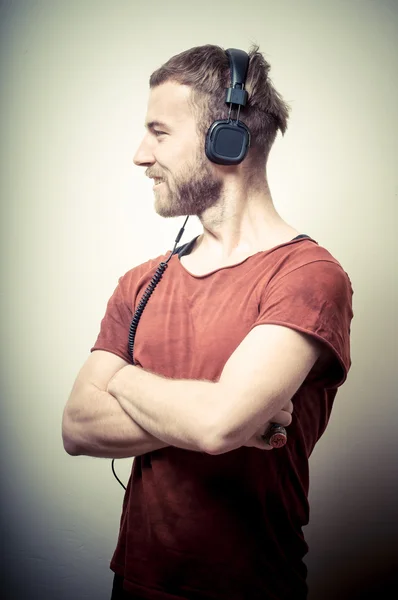 Vintage retrato de moda cara com fones de ouvido — Fotografia de Stock