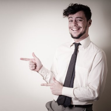 marrón antiguo castillo ladrillobeyaz gömlek işaret ile şık modern adam