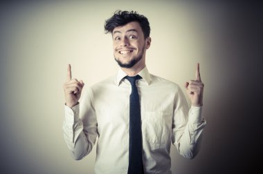 marrón antiguo castillo ladrillobeyaz gömlek işaret ile şık modern adam