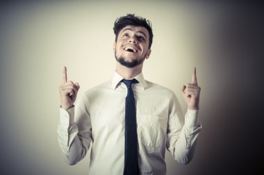 marrón antiguo castillo ladrillobeyaz gömlek işaret ile şık modern adam