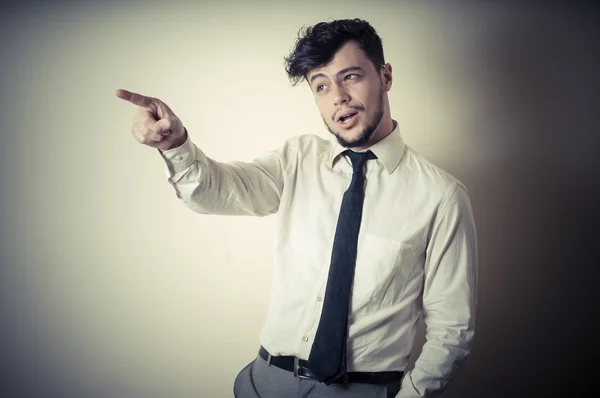 Cara moderno elegante com camisa branca apontando — Fotografia de Stock