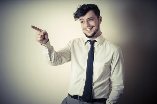 Élégant gars moderne avec chemise blanche pointant — Photo