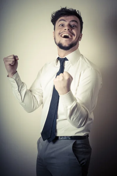Счастливый успешный стильный бизнесмен — стоковое фото