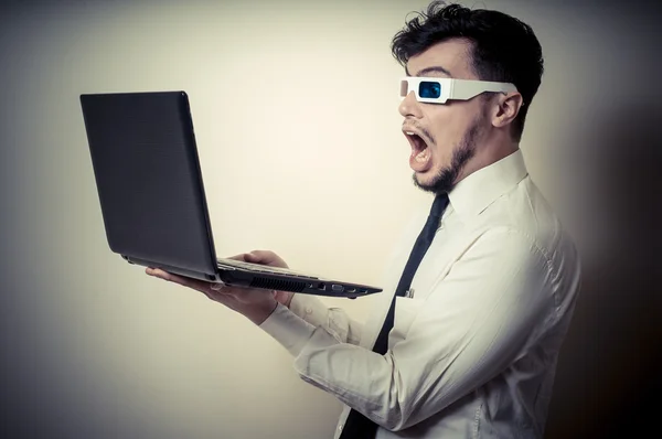 Бізнесмен з 3D окулярами дивиться ноутбук — стокове фото