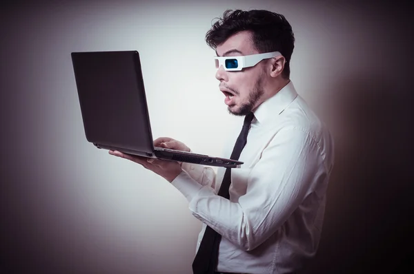 Homem de negócios com óculos 3d assistindo laptop — Fotografia de Stock