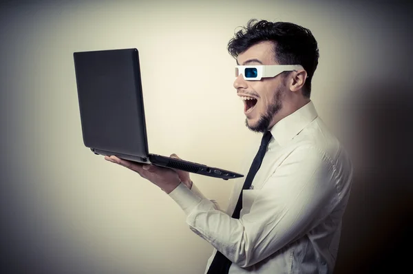 Homem de negócios com óculos 3d assistindo laptop — Fotografia de Stock